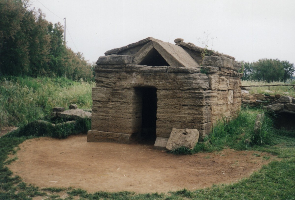 28-05-98 - Populonia - necropole - tomba del bronzetto di.jpg